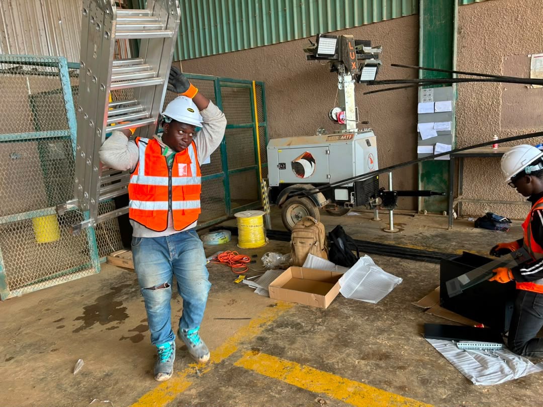 Technicien en gilet de sécurité sur un chantier
